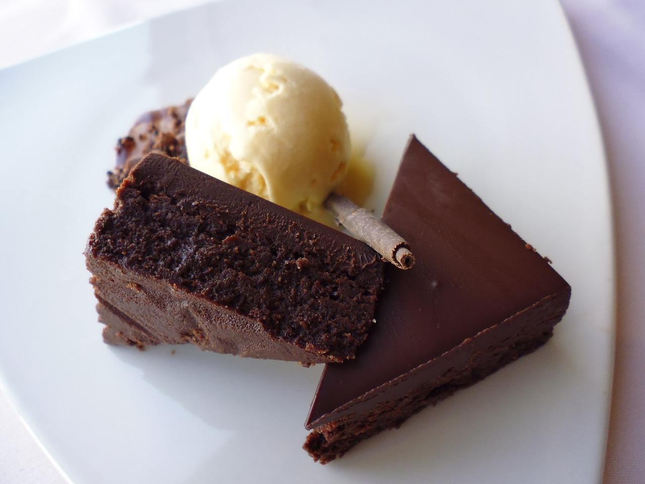 Vláčný čokoládový dort s polevou